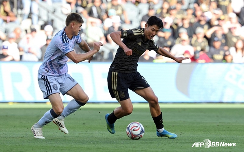 Son Heung-min (phải) đang thi đấu bóng. /AFPBBNews = Tin tức 1