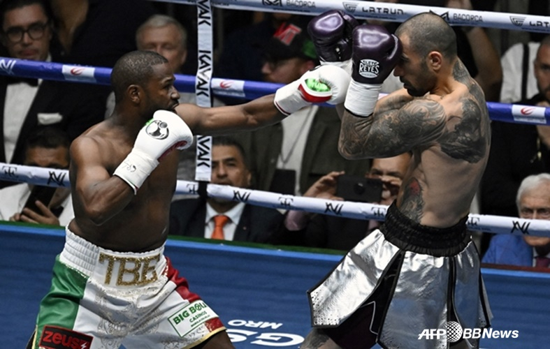 Floyd Mayweather (left). /AFPBBNews=NEWS1
