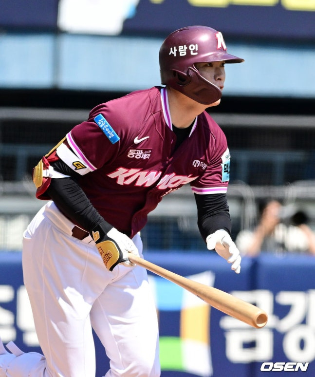 Kiwoom's Lim Byung-wook hit a one-run double to left field in the top of the third inning with one out and runners on first and third in the Jamsil LG game on the 23rd.