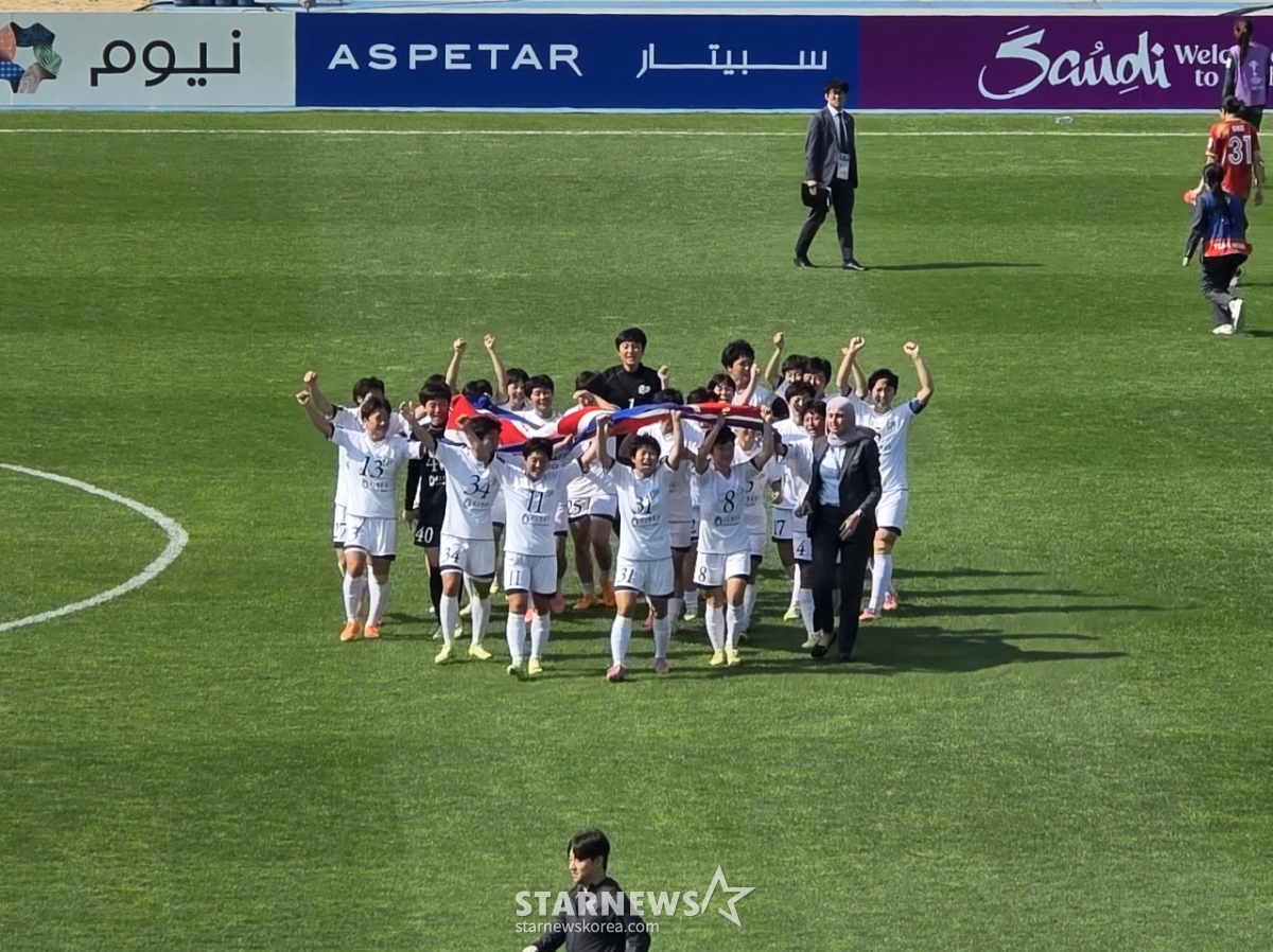 The 2025-2026 Asian Football Confederation (AFC) Women's Champions League final between My Hometown Football Club and Tokyo Verdy Beleza was held at Suwon Sports Complex on the 23rd. My Hometown players, having secured the championship, are circling the stadium while holding a large national flag. /Photo=Reporter Kim Myeong-seok