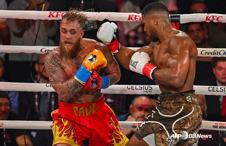Jake Paul (left) and Anthony Joshua. /AFPBBNews=NEWS1