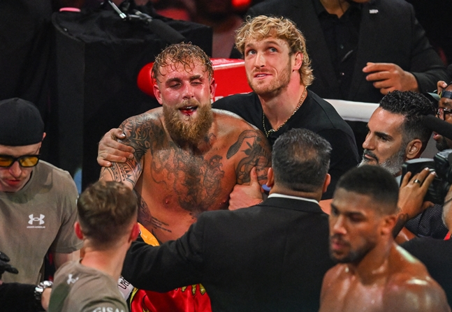 Jake Paul (left) after the match. /AFPBBNews=NEWS1