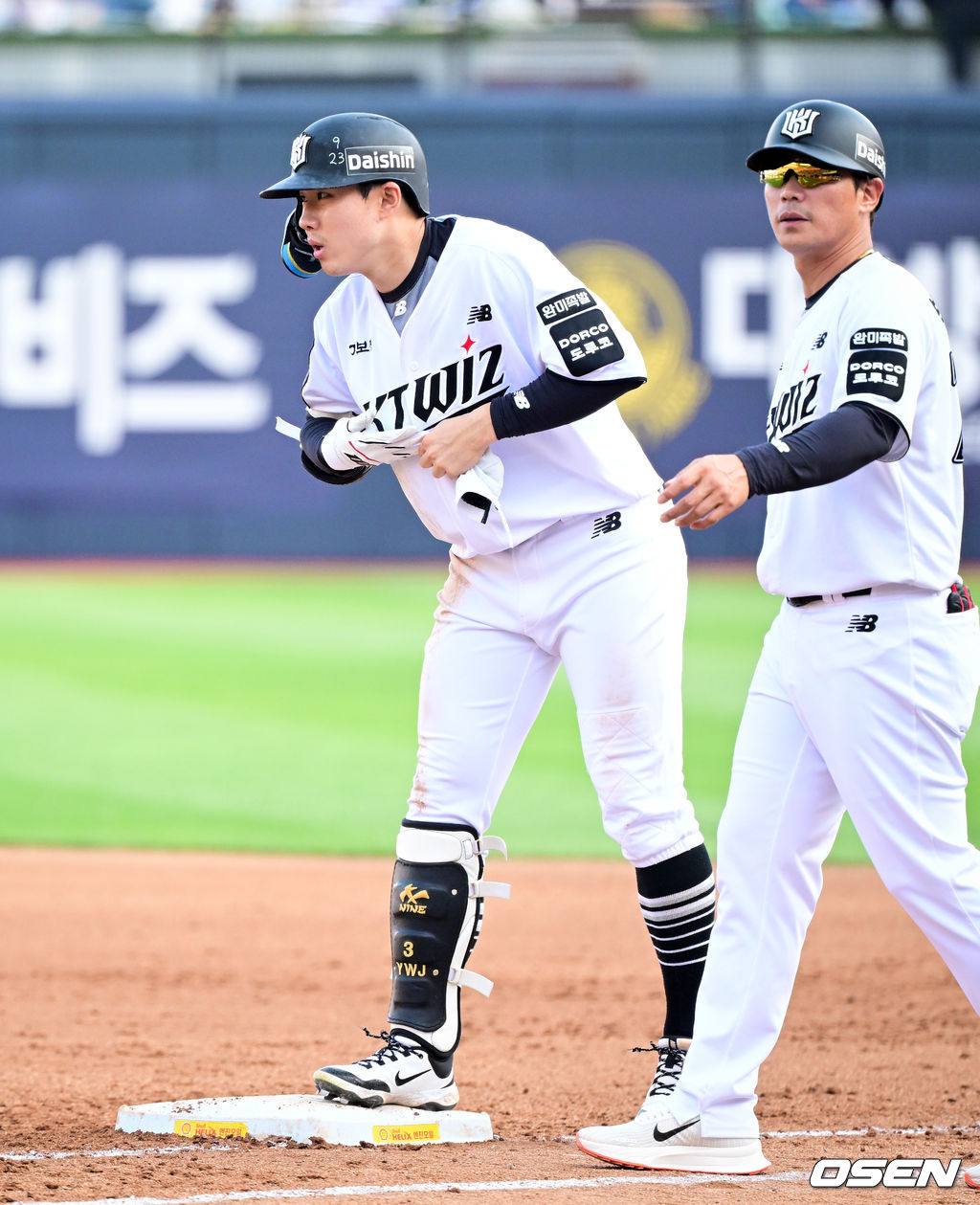 Чхве Вон Джун (слева) из KTWiz рад удару в домашнем матче лиги SOL KBO 2026 против NC Dinos, который состоялся в парке KTWiz в Сувоне 23-го числа.