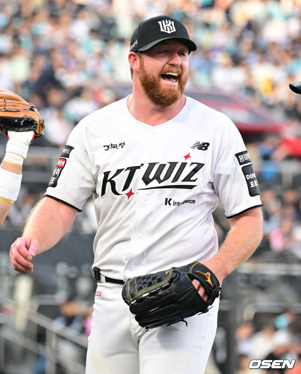 Мэтт Зауэр из KTWiz рад закончить иннинг, начав домашнюю игру 2026 Shinhan SOL KBO League против NC Dinos, которая состоялась в парке KTWiz в Сувоне 23-го числа.