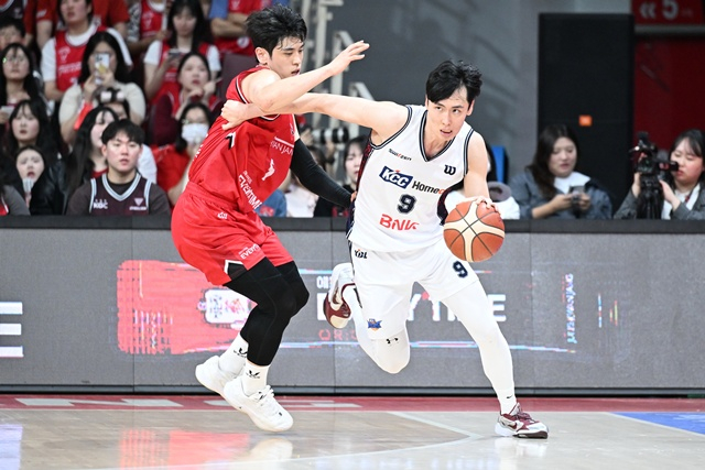 試合に集中するソン·ギョチャン(右)。 /写真=KBL提供