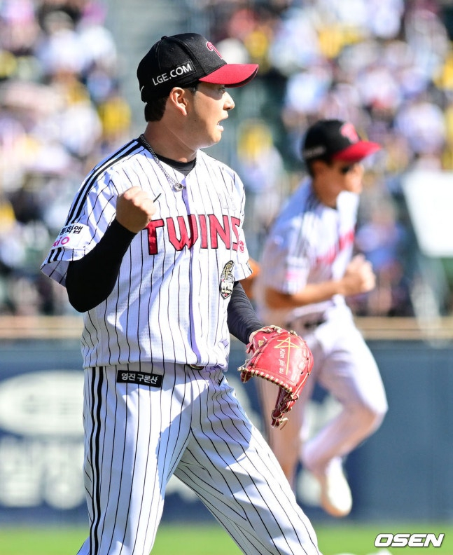 LG's Kim Jin-su roared after finishing the inning in the bottom of the 8th with one out and bases loaded during the Kiwoom game at Jamsil on the 23rd.