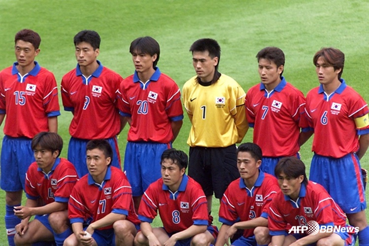1998年法国世界杯时,李相润(左一)和洪明甫(左上角第三位)。=法新社BBNews=新闻1。