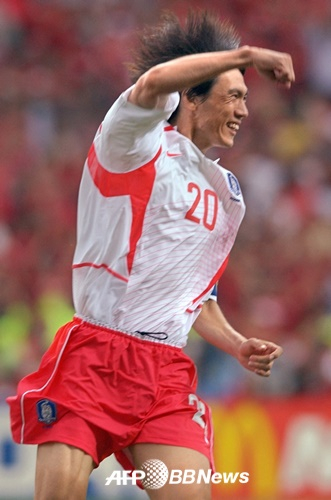 在2002年韩日世界杯4强赛上,洪明甫成功完成点球大战后露出了灿烂的笑容。 =法新社BBNews=新闻1。