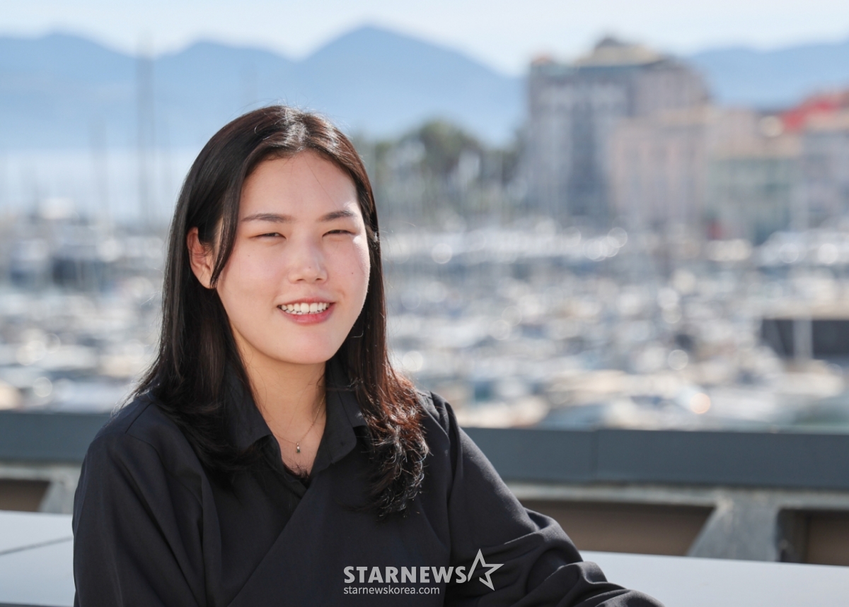 (Cannes=NEWS1) Correspondent Lee Jun-seong = Director Nadine Misong Jin, whose film 'Silent Voices' was selected for the La Cinéfondation section, the student film category of the 79th Cannes International Film Festival, is seen conducting an interview on the 21st (local time) at the Palais des Festivals in the small southern French town of Cannes. 2026.5.22/NEWS1 Copyright © NEWS1. All rights reserved. Unauthorized reproduction, redistribution, and use for AI training are prohibited. /Photo=NEWS1) Correspondent Lee Jun-seong