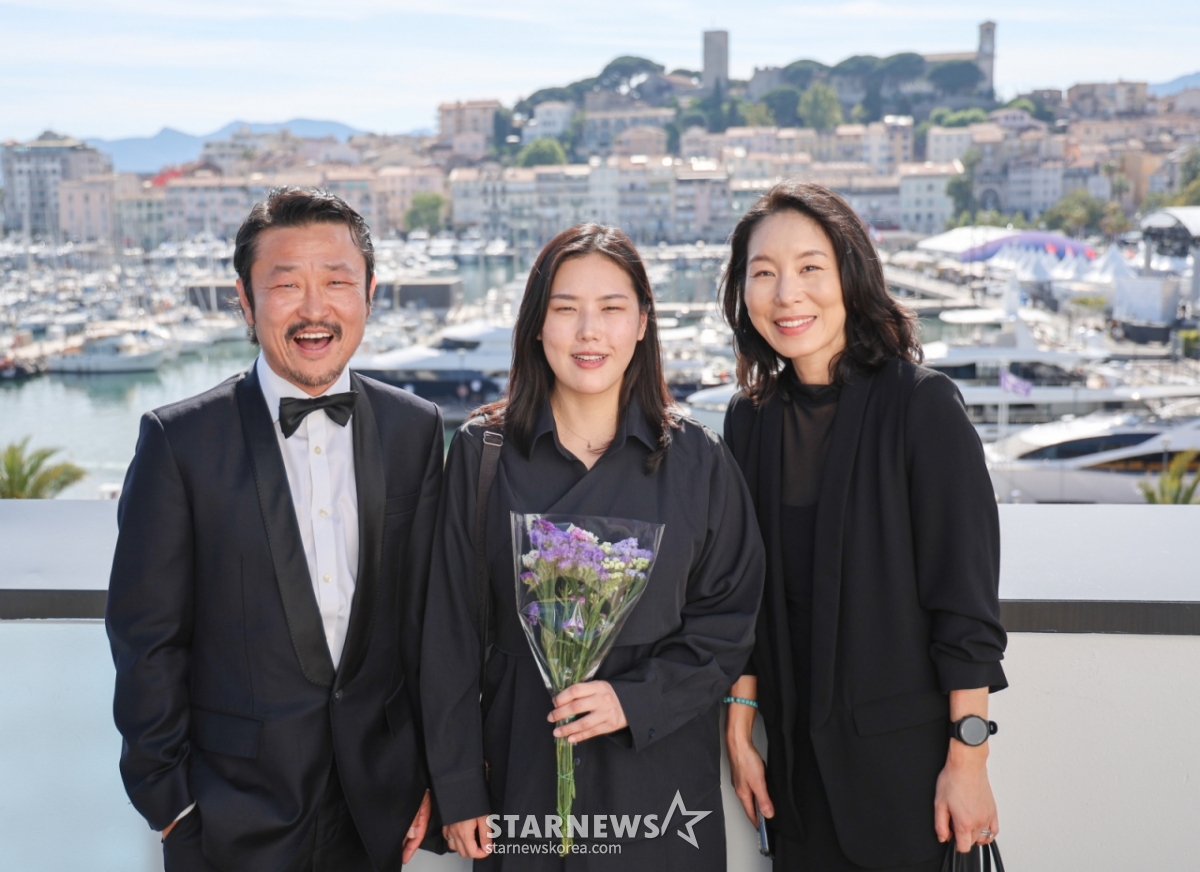 (Cannes=NEWS1) Correspondent Lee Jun-seong = Director Nadine Misong Jin (center), along with actors Kim Jong-man (left) and Yang Suk-hyeong, are seen conducting an interview on the 21st (local time) at the Palais des Festivals in the small southern French town of Cannes. 2026.5.22/NEWS1 Copyright © NEWS1. All rights reserved. Unauthorized reproduction, redistribution, and use for AI training are prohibited. /Photo=NEWS1) Correspondent Lee Jun-seong