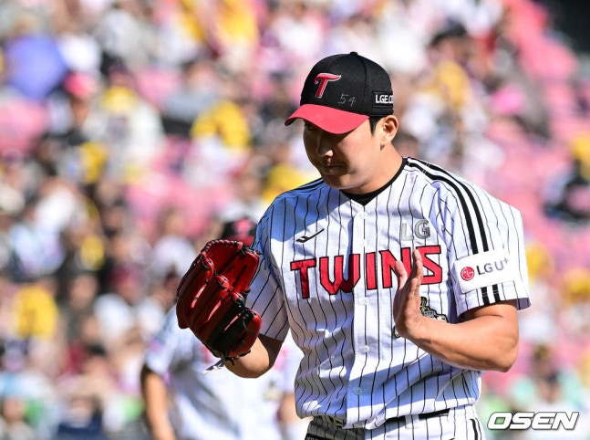 LG's Son Ju-young celebrates after securing a save in the game against Kiwoom at Jamsil on the 23rd.