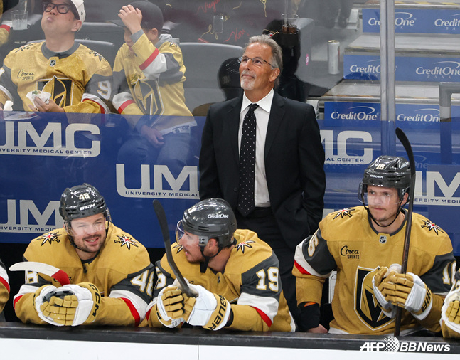 Coach John Tortorella watching the game (center). /AFPBBNews=NEWS1