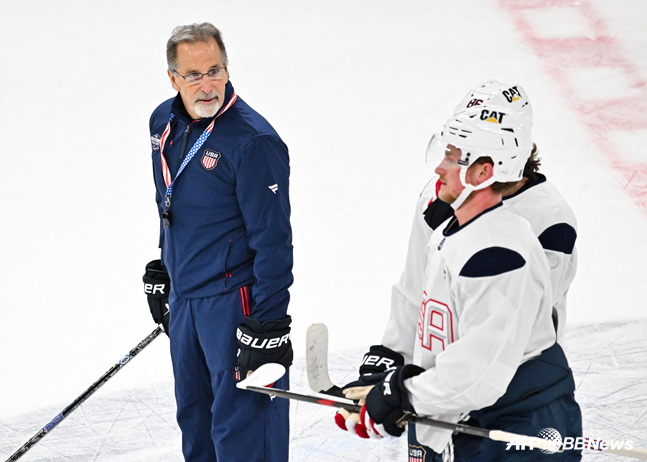 Coach John Tortorella (left). /AFPBBNews=NEWS1