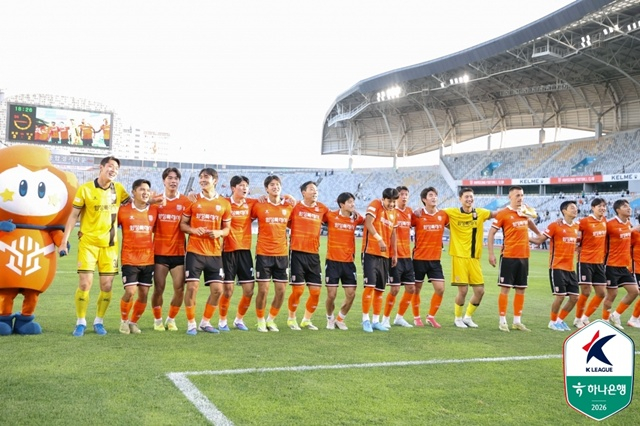 华城FC代表团。 =图为,韩国职业足球联盟提供。