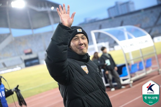 华城FC队主教练车斗里向球迷致意。 =图为,韩国职业足球联盟提供。