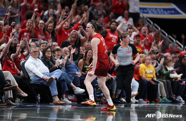 Caitlin Clark receives warm support from Indiana Fever fans. /AFPBBNews=NEWS1