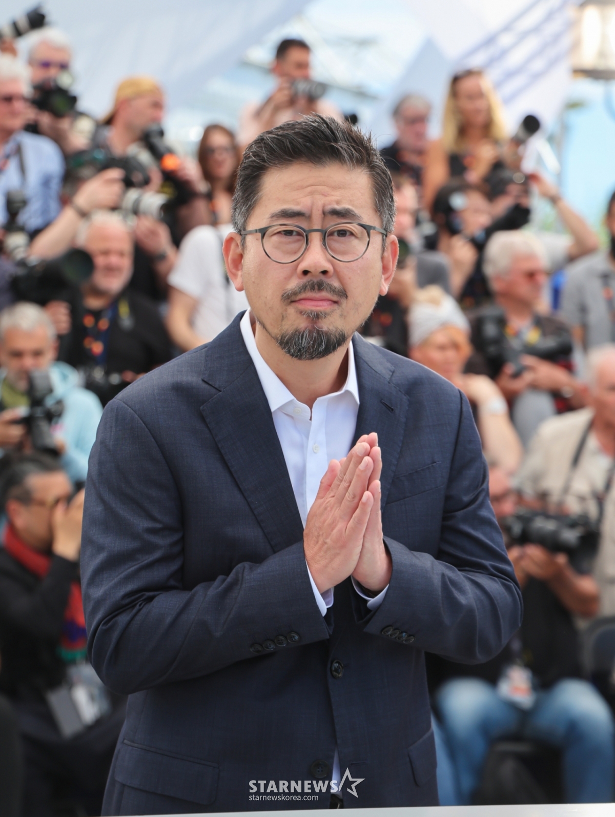 (Cannes=NEWS1) Correspondent Lee Jun-seong = On the 18th (local time), the 79th Cannes Film Festival is underway. At a photocall for the competition entry 'Hope' held at the Palais des Festivals in the southern French town of Cannes, director Na Hong-jin greets the press. May 18, 2026/NEWS1 Copyright © NEWS1. All rights reserved. Unauthorized reproduction, redistribution, and use for AI training are prohibited. /Photo=NEWS1) Correspondent Lee Jun-seong
