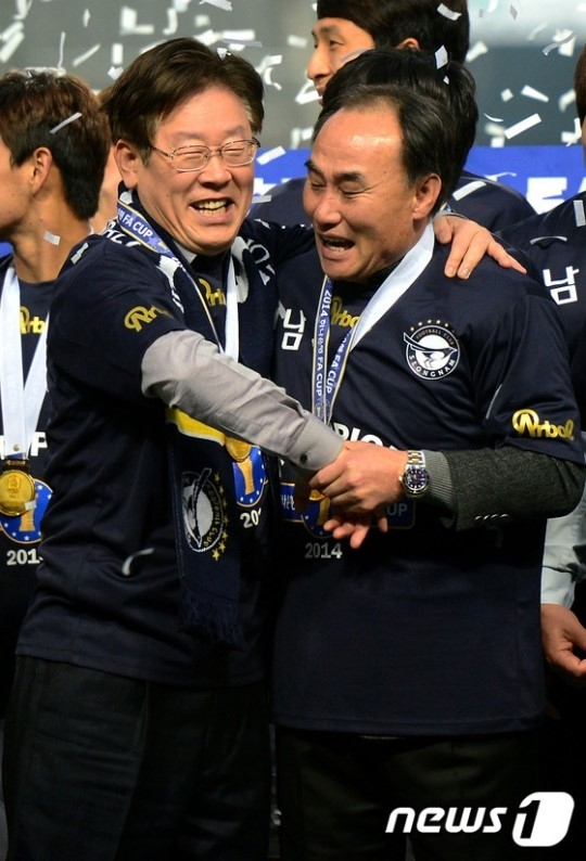 En noviembre de 2014, tras el título de la Copa FA del Seongnam FC, Lee Jae-myung (izquierda), entonces propietario del club, y el entrenador Kim Hak-beom del Seongnam, celebran juntos. /foto=NEWS1