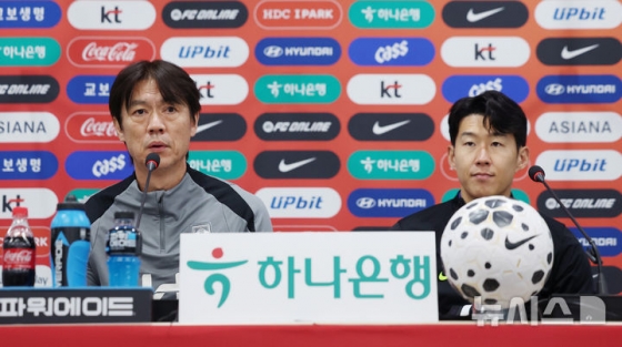 El entrenador Hong Myung-bo (izquierda) y Son Heung-min en la rueda de prensa previa al partido de la A de noviembre contra Ghana. /Foto=NEWSIS
