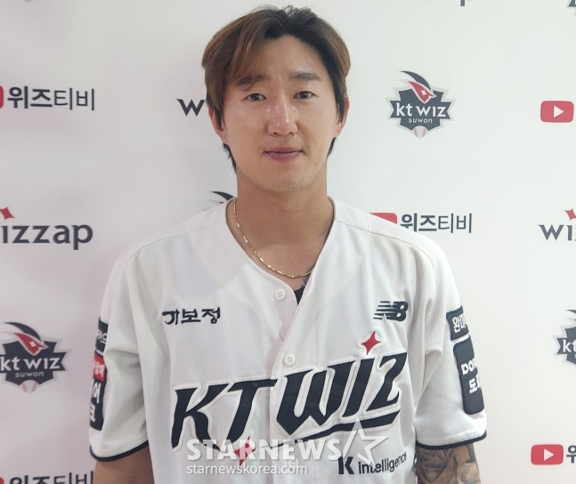KTウィズのキム·ミンヒョクが23日、NCダイノス戦で4安打で勝利を導いた後、取材陣とインタビューをしている。 /写真=アン·ホグン記者