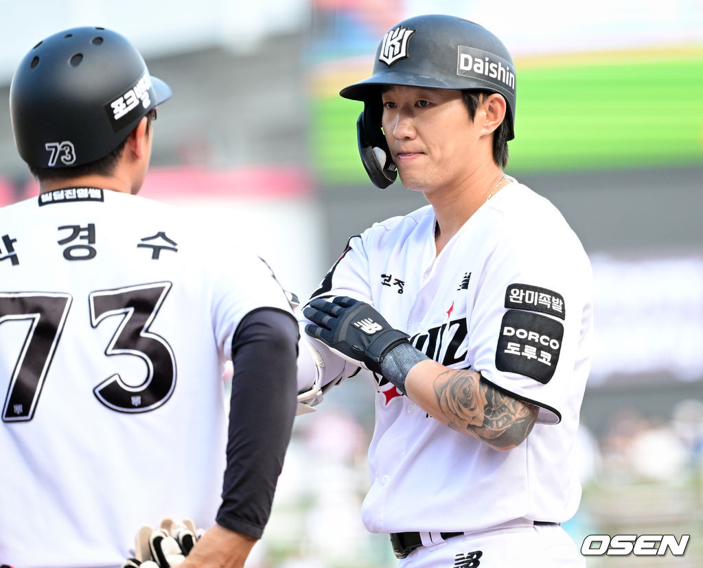 KTウィズの金ミンヒョク(右)が23日、NCダイノス戦で1回裏、先制適時打を放ち、朴ギョンスコーチと話を交わしている。