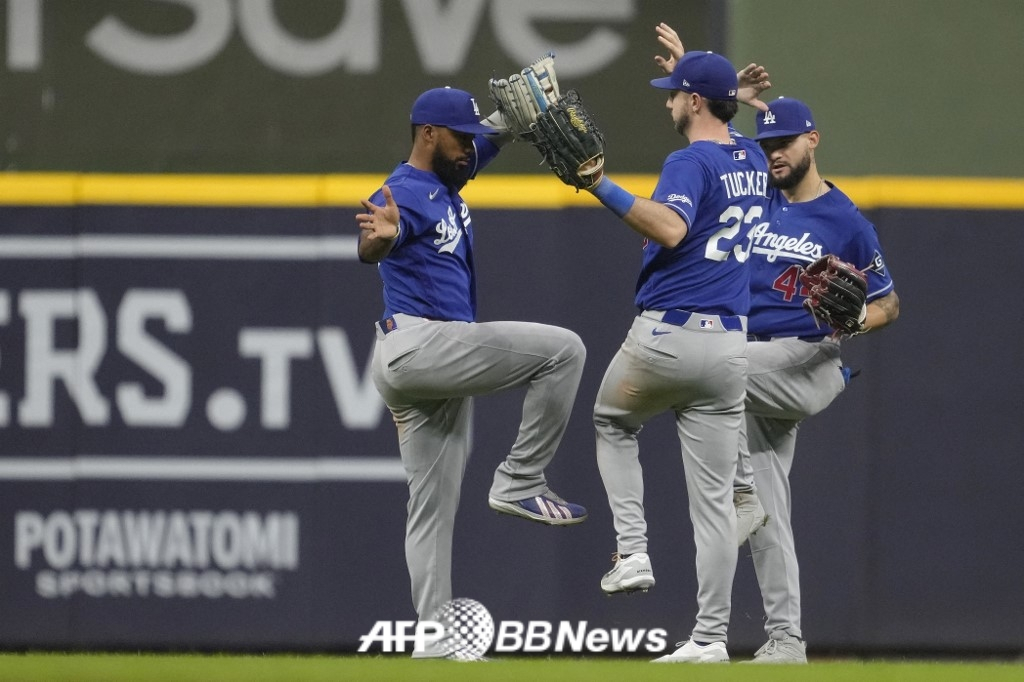 24日(韓国時間)、LAドジャースの選手たちの勝利後の姿。 /AFPBBNews=ニュース1
