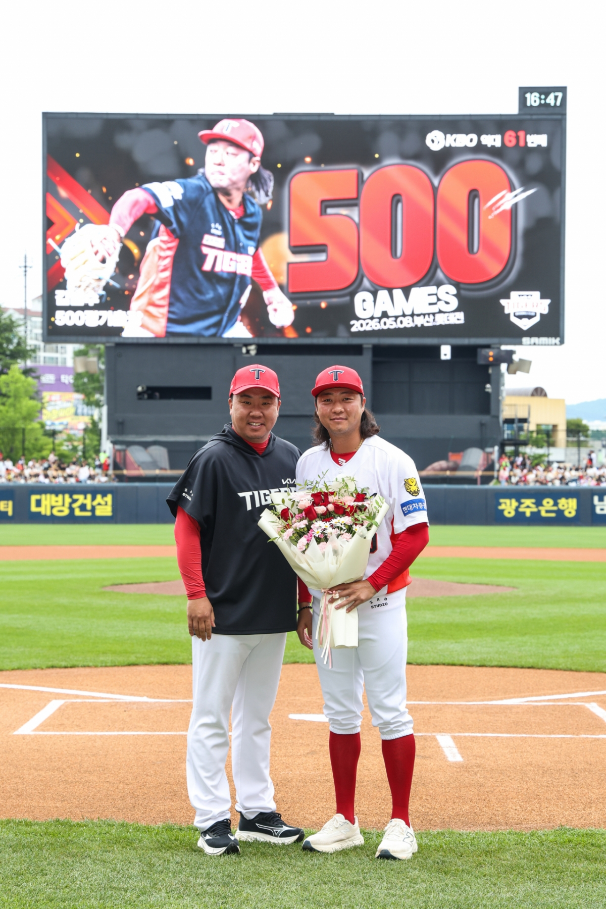 Huấn luyện viên Lee Bum Ho (trái) và Kim Bum Soo của KIA Tigers. /Ảnh = Cung cấp cho Kia Tigers