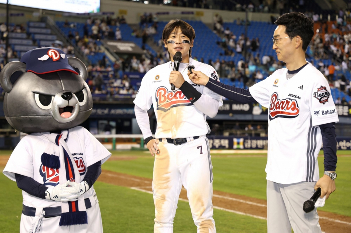 Park Chan-ho, infielder de los Doosan Bears. (en el centro) /Foto=Doosan Bears
