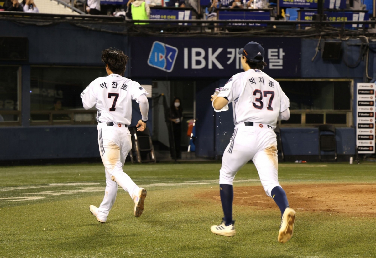 Park Chan-ho (izquierda) y Park Ji-hoon, infielders de los Doosan Bears. /Foto=Doosan Bears