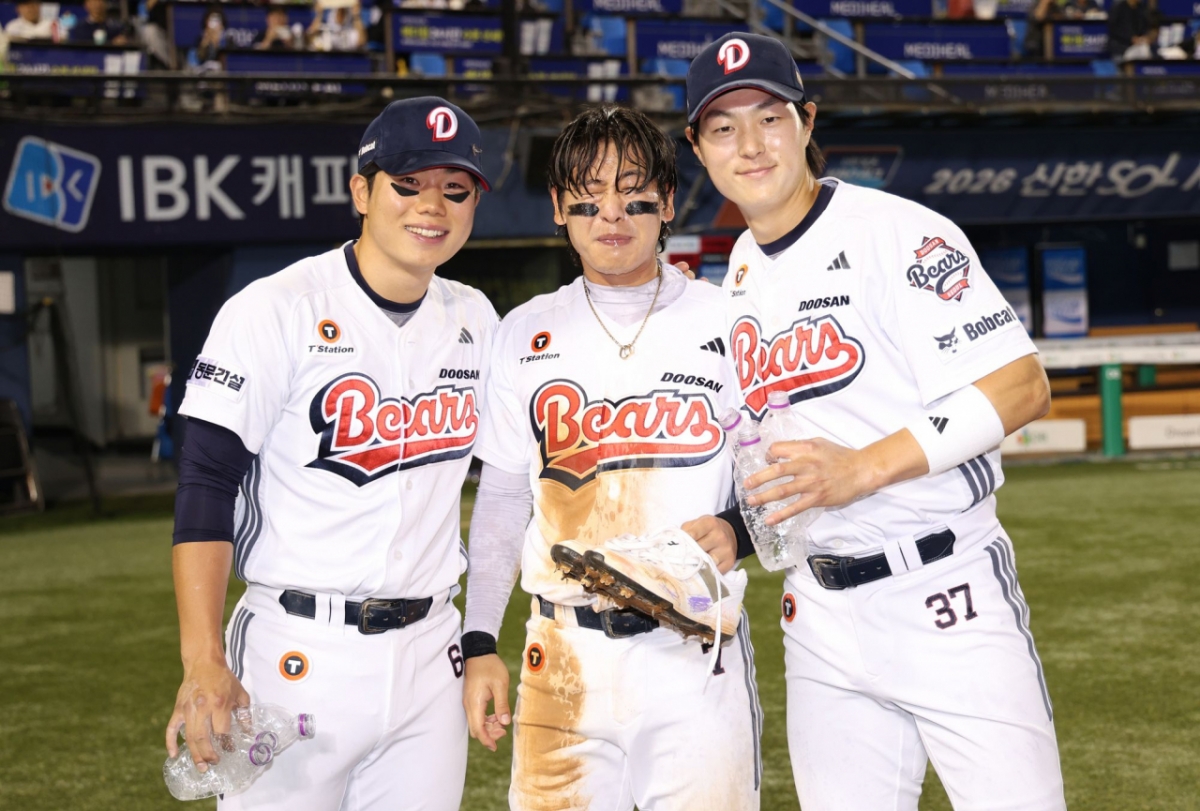 (De izquierda a derecha) Park Chan-ho, Park Ji-hoon y Oh Myung-jin, infielders de los Doosan Bears. /Foto=Doosan Bears