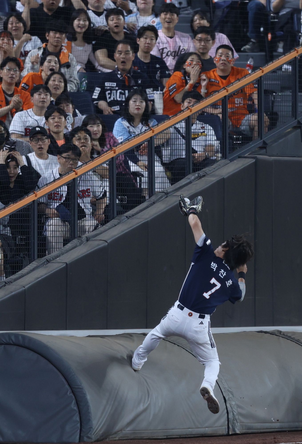 Imágenes de la defensa de Park Chan-ho, infielder de los Doosan Bears. /Foto=Doosan Bears