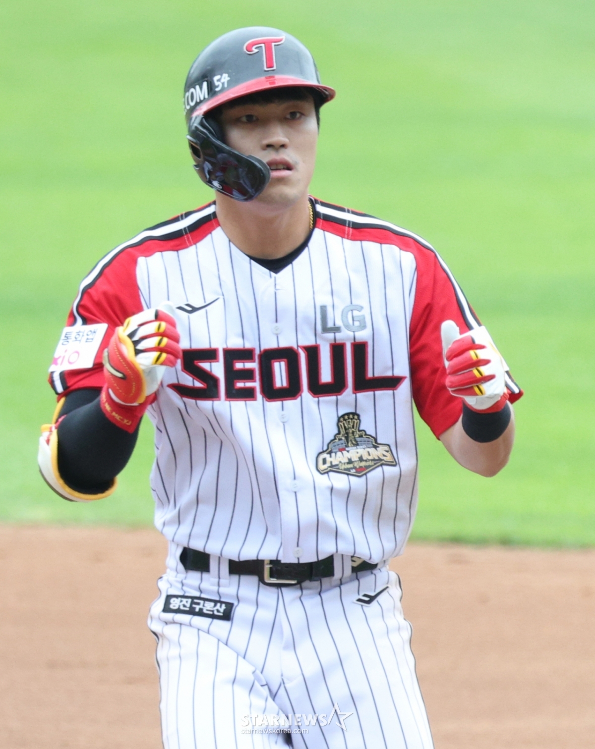 Trận đấu giữa đội LG Twins của giải đấu Shinhan SOL KBO League 2026 và NC Dinos đã được tổ chức tại sân bóng chày Jamsil, Seoul vào ngày 3. Vào cuối hiệp 3, Chun Sung Ho của LG đang ăn mừng sau khi đánh một cú đánh trúng bóng đúng lúc tại chốt gôn 1, 2 với 2 người. /Ảnh = Người chờ đợi Kim Jin Kyung