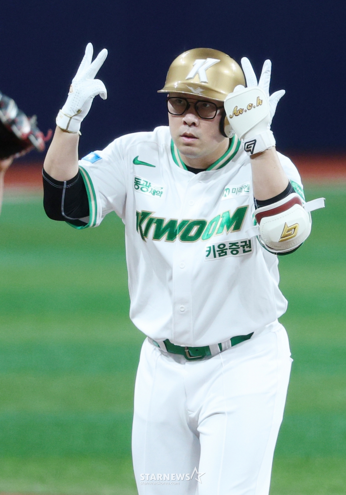 Матч между Kiwoom Heroes и SSG Landers в лиге SOL KBO 2026 состоялся 21-го числа в Gocheok Sky Dome в Сеуле. Кивум Ан Чи Хонг проводит церемонию после того, как в конце первого иннинга он совершил лучший дубль и вернулся на базу. /Фото = Ожидание Ким Чжин Гёна