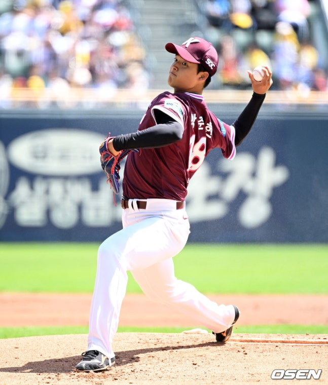 Park Jun-hyun de Kiwoom lanza con fuerza en el partido contra LG en Jamsil el 24.