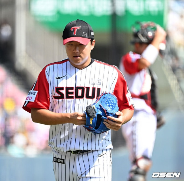 Song Seung-gi de LG es sustituido por Kim Jin-su en el inicio de la cuarta entrada del partido contra Kiwoom en Jamsil el 24.