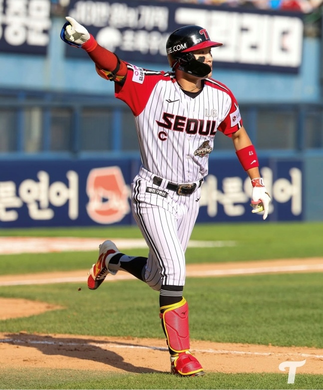 El jugador de LG, Park Hae-min, realiza una ceremonia después de conectar un jonrón de salida de tres carreras en el final de la 9ª entrada, con dos outs y corredores en primera y segunda base, en el partido contra Kiwoom del día 24. /Foto=proporcionado por LG Twins