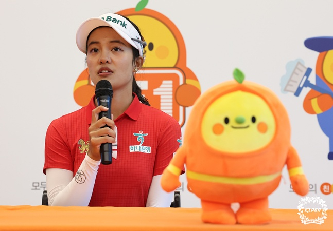 チャラウィ·ブンチャンが24日、京畿道驪州市（キョンギド·ヨジュシ）のペラムクラブ（パー72）で行われたKLPGAツアーE1チャリティーオープン（賞金総額10億ウォン）で優勝した後、記者会見で感想を述べている。 /写真=KLPGT提供