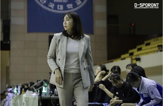 試合を見守る白智は檀国(タングク)大学監督。 /写真=檀国大女子バスケットボール部SNS