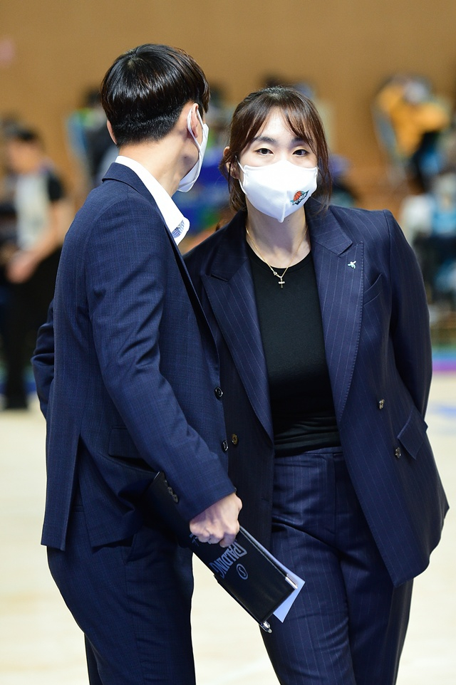 ペク·ジウン監督(右)。 /写真=WKBL提供