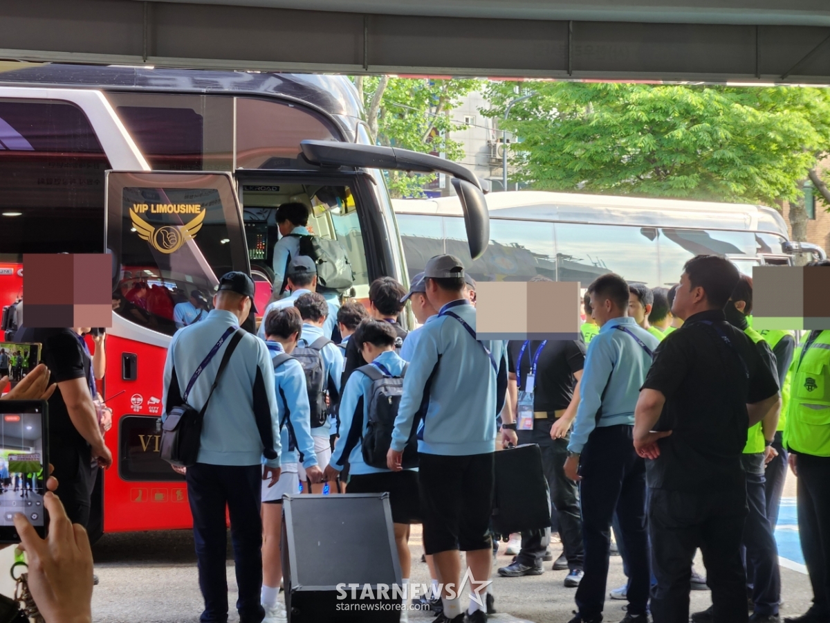 The North Korea Hometown Women’s Football Team departing Suwon Sports Complex by bus. /Photo=Reporter Park Geon-do