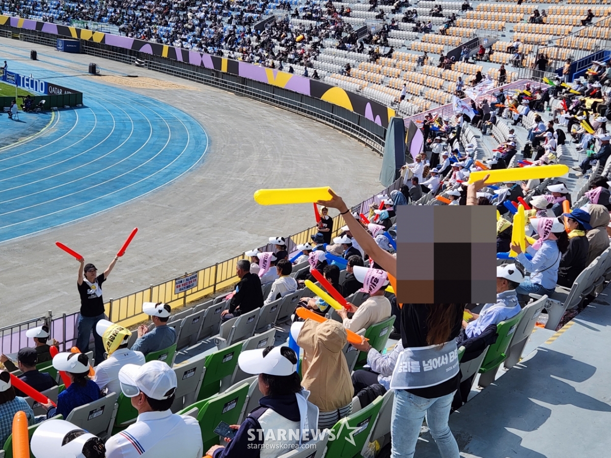 Spectators in the stands for the Hometown Women’s Football Team, accompanied by cheerleaders and a support group. /Photo=Reporter Park Geon-do