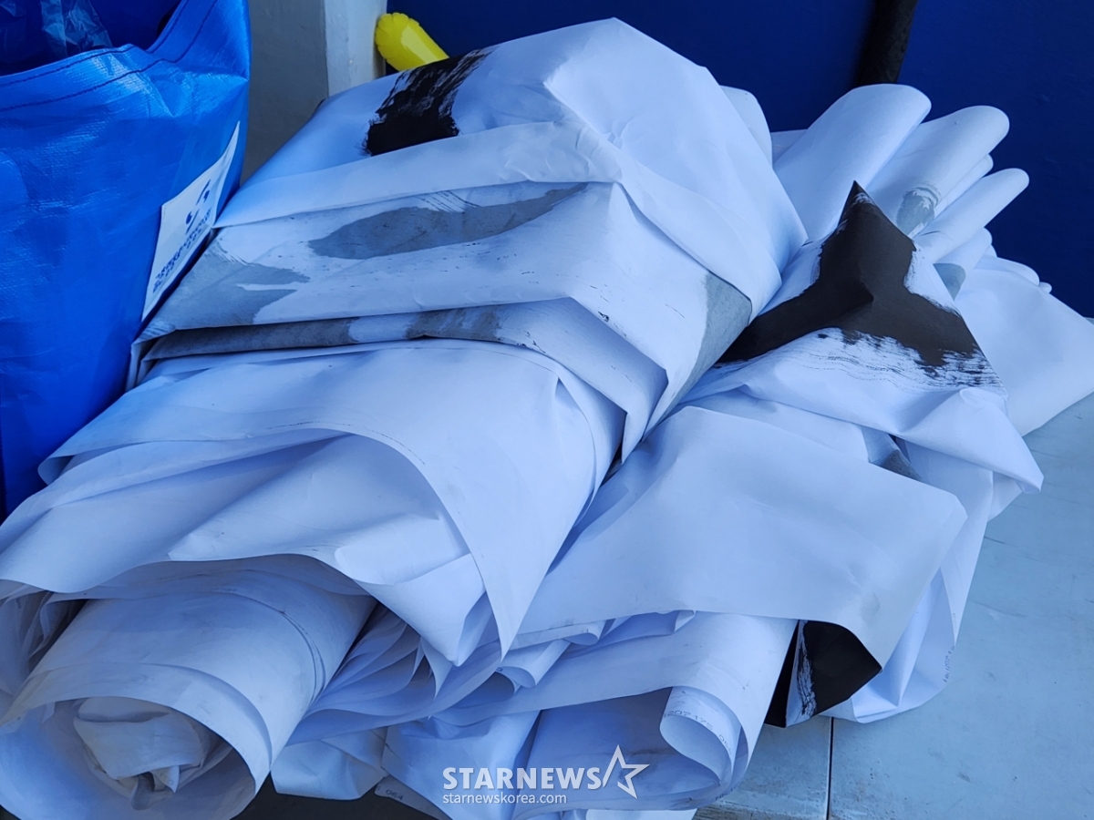 A banner seized by security personnel from the joint support group before entering the stadium. It bore the lyrics of the song "Spring in My Hometown." /Photo=Reporter Park Geon-do
