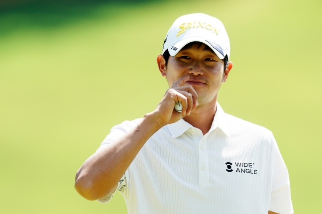 Yang Ji-ho sonríe tras lograr un putt el día 24 en el final del cuarto y último round del 67º Campeonato de Corea organizado por Koong, celebrado en el Country Club Woojeong Hills de Cheonan, provincia de Chungcheong del Sur (par 71), con un premio total de 1.400 millones de wones. /foto=Comité Organizador del Torneo