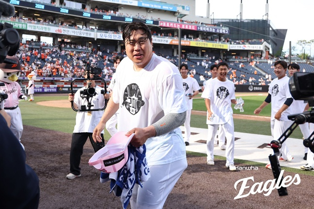 Hanwha Eagles' Ryu Hyun-jin received a celebratory water drench from his teammates after securing his 200th career win in Korea and the U.S. during a game against the Doosan Bears at Daejeon Hanwha Life Ballpark on the 24th. /Photo=Hanwha Eagles
