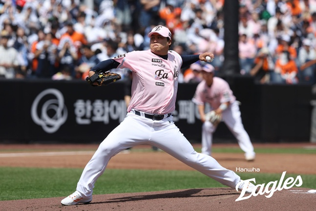 Hanwha Eagles' Ryu Hyun-jin pitches during a start against the Doosan Bears at Daejeon Hanwha Life Ballpark on the 24th. /Photo=Hanwha Eagles
