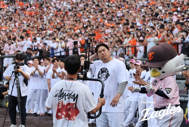 Hanwha Eagles' Ryu Hyun-jin receives applause from fans after securing his 200th career win in Korea and the U.S. during a game against the Doosan Bears at Daejeon Hanwha Life Ballpark on the 24th. /Photo=Hanwha Eagles