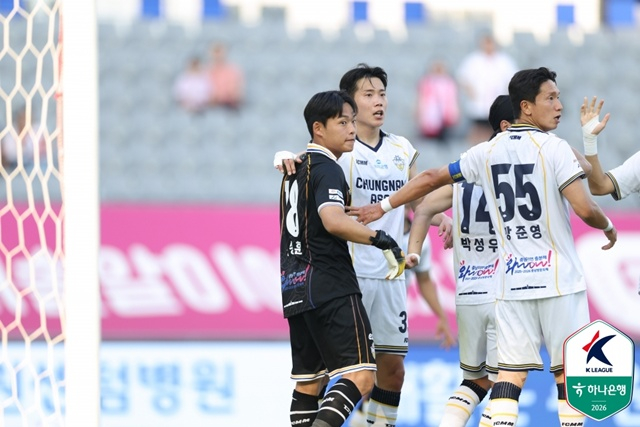 Chungnam Asan goalkeeper Shin Song-hoon (left) who saved the penalty kick. /Photo=Korea Professional Football League
