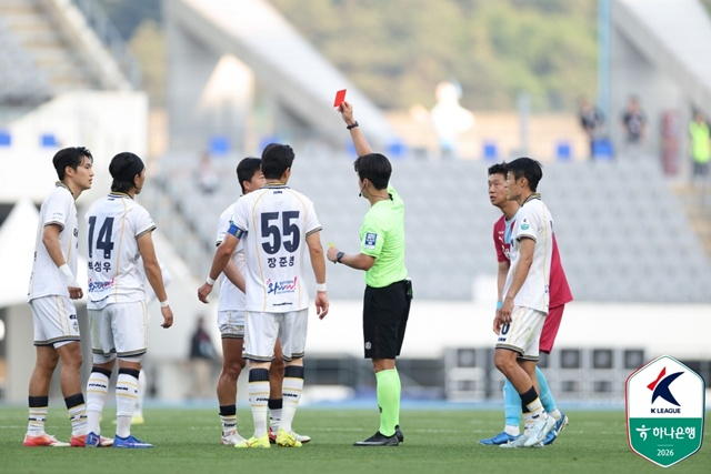 Chungnam Asan's Kim Ju-seong (left) sent off due to accumulated cautions. /Photo=Korea Professional Football League