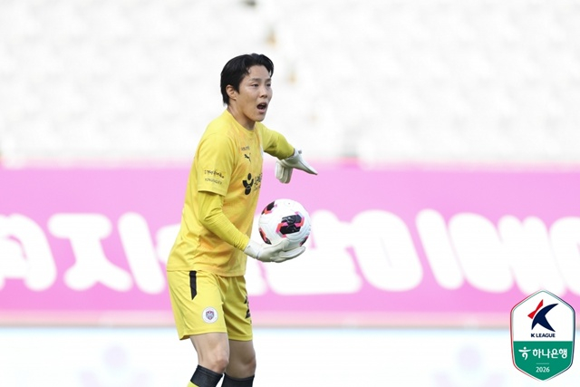YonginFC goalkeeper Hwang Sung-min. /Photo=Korea Professional Football League
