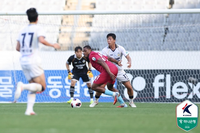 試合に集中するガブリエル(中央)。 /写真=韓国プロサッカー連盟提供